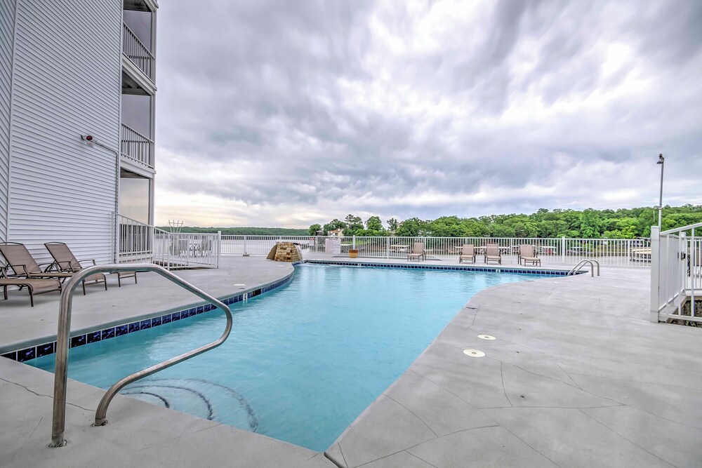 5th-floor Lakefront Condo: Elevator + Pool Access!
