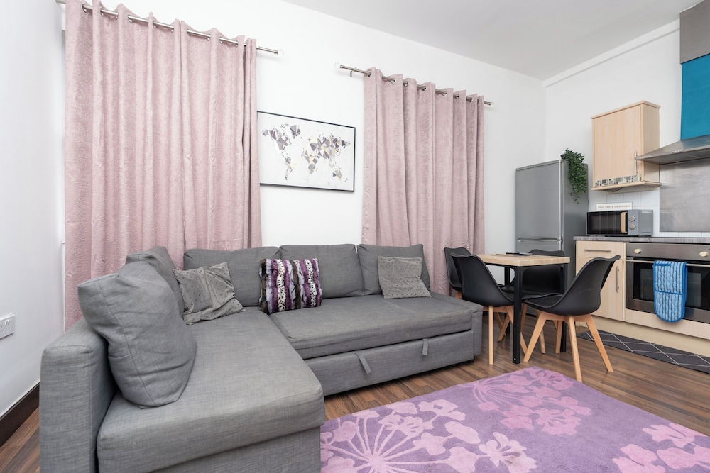 Modern 2-bed Home - Sleeps 6 & Free Parking