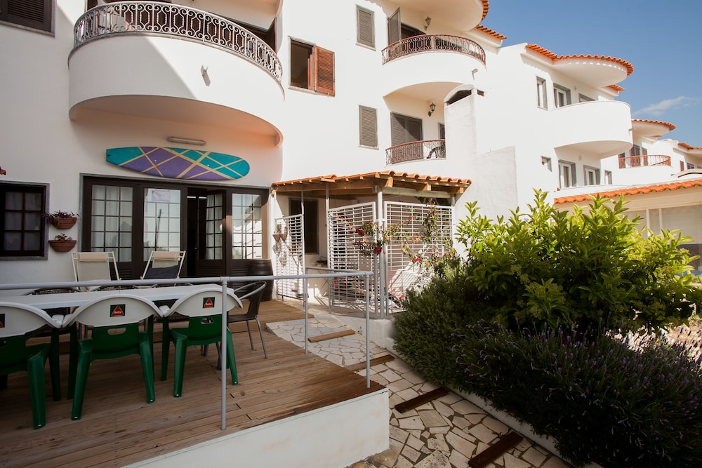 Ericeira Chill Hill Hostel & Private Rooms - Peach Garden