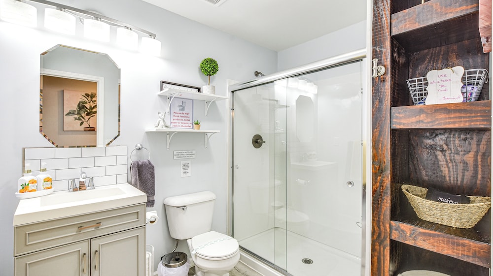 9 Mi to Downtown: Sanford Home w/ Hot Tub