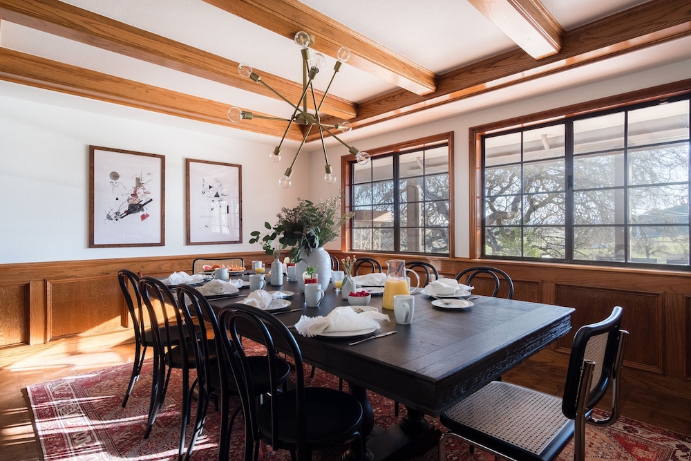 Cathedral by Avantstay Charming Secluded Estate w Sauna Pool Table Views of the Rolling Hills