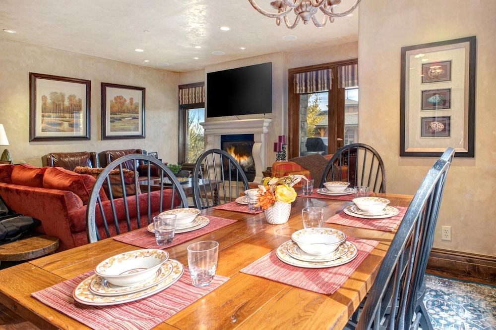 Vintage on the Strand 2 bedrooms Ski Out VIN-14 by KBM