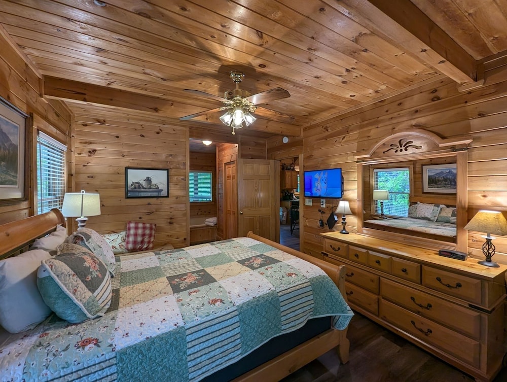 Er75 - Palmetto Place - Great Location! Close To All The Action! 2 Bedroom Cabin by RedAwning view 3