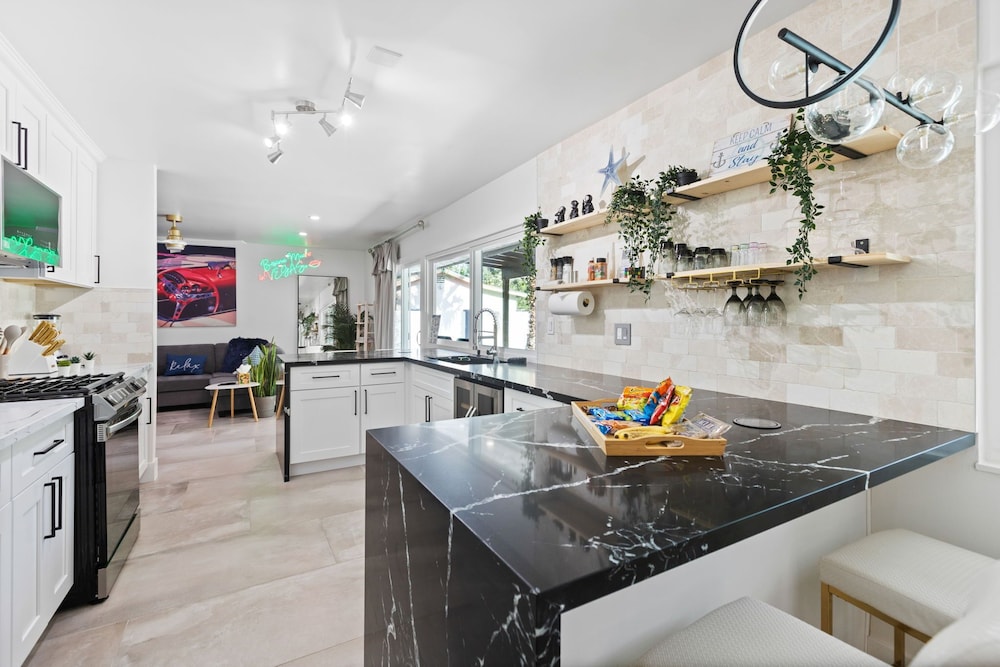 Excellent Location 4 Rooms HOME - 8 min to STRIP and 5 minutes LV CONVENTION - Image 3