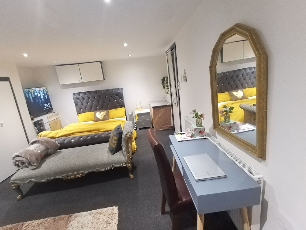 Beautiful En-suite Studio in Leeds -lower Floor view 2