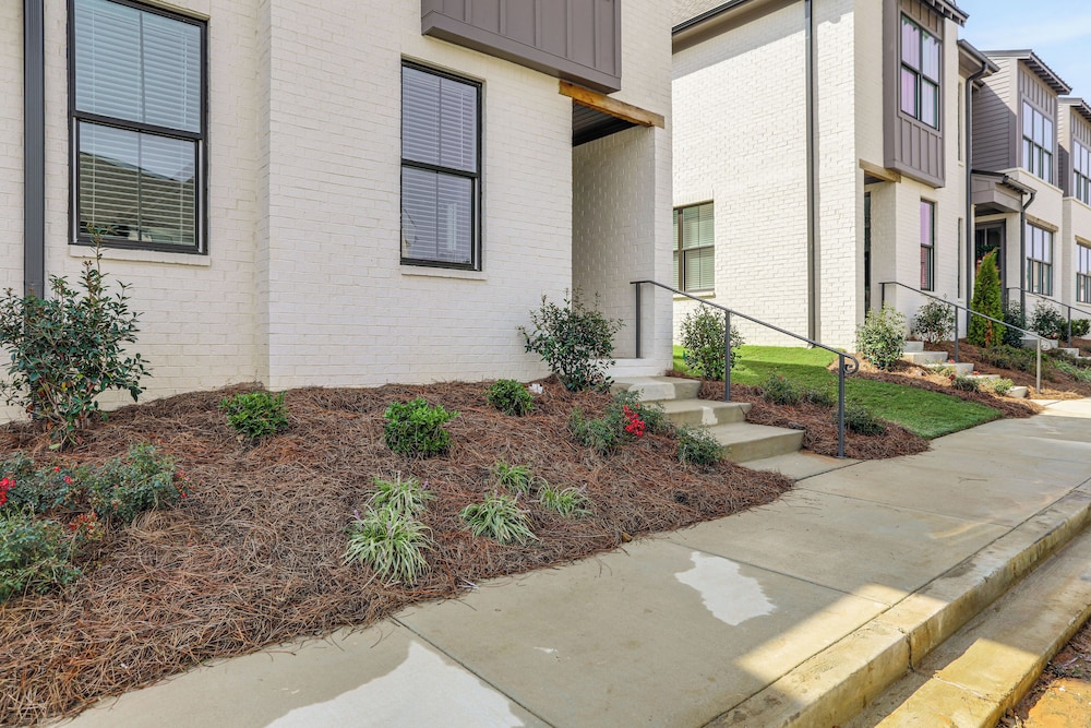 3 Mi to Ole Miss, New Build: Inviting Townhome!