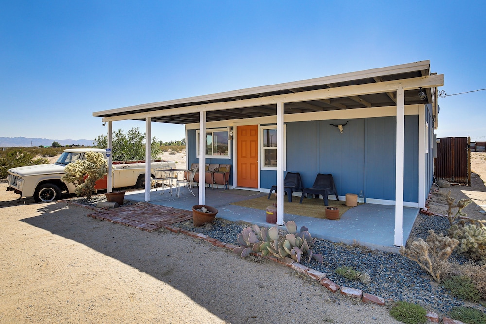 Boho Bungalow w/ Hot Tub: 16 Mi to Joshua Tree NP
