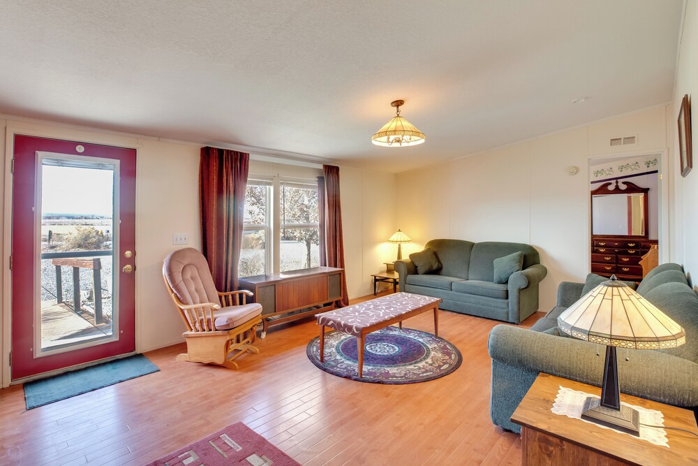 Hot Tub & Screened Patio: Getaway in Montrose!