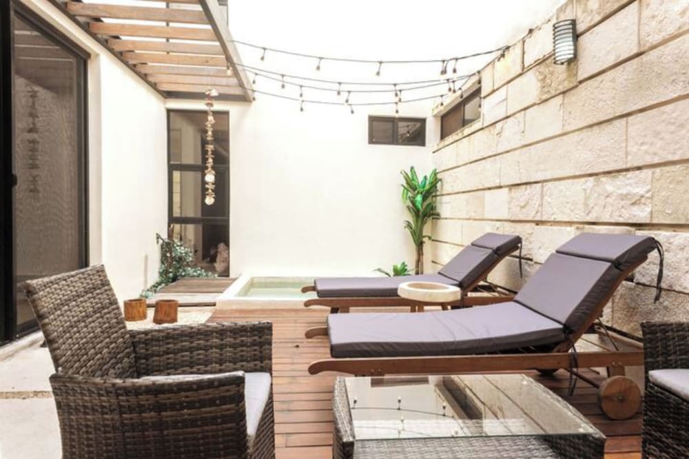 Magnificent Apartment Pool Gym view 2