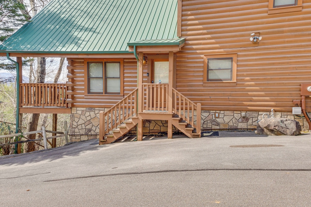 Hot Tub & Game Room: Log Cabin 2 Mi to Ripleys!