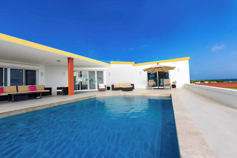 4-bed Villa, Pool, Parking - Image 2