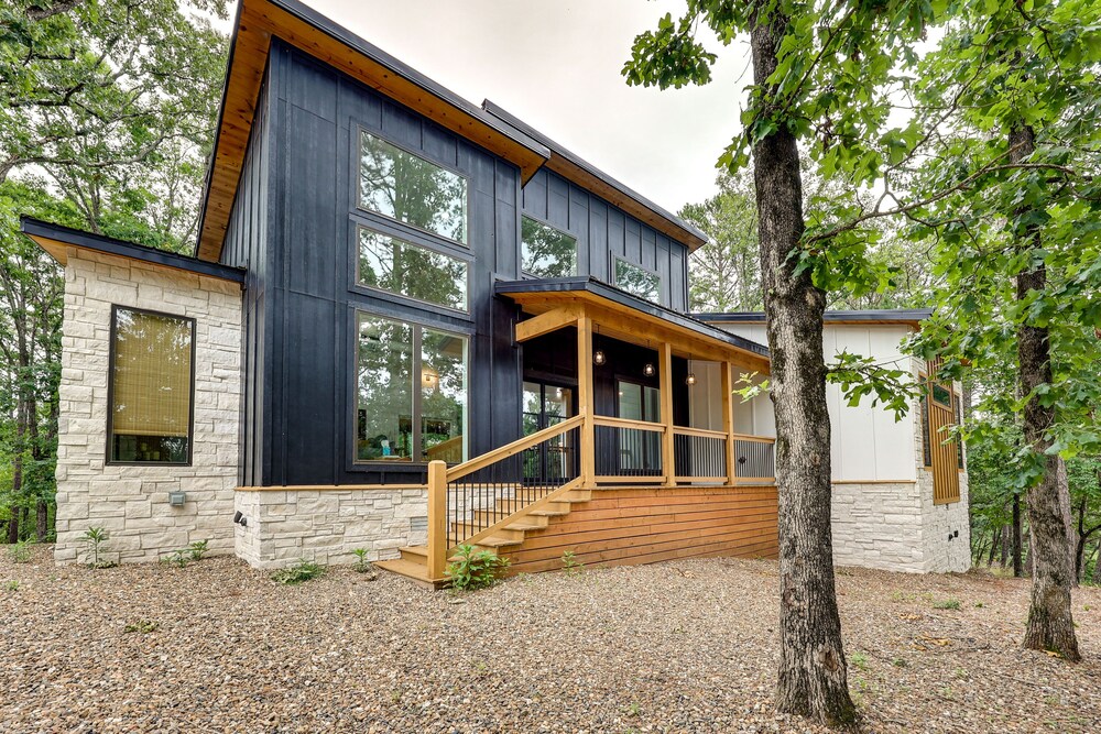 Stunning Cabin w/ Hot Tub, 1 Mi to Broken Bow Lake view 4