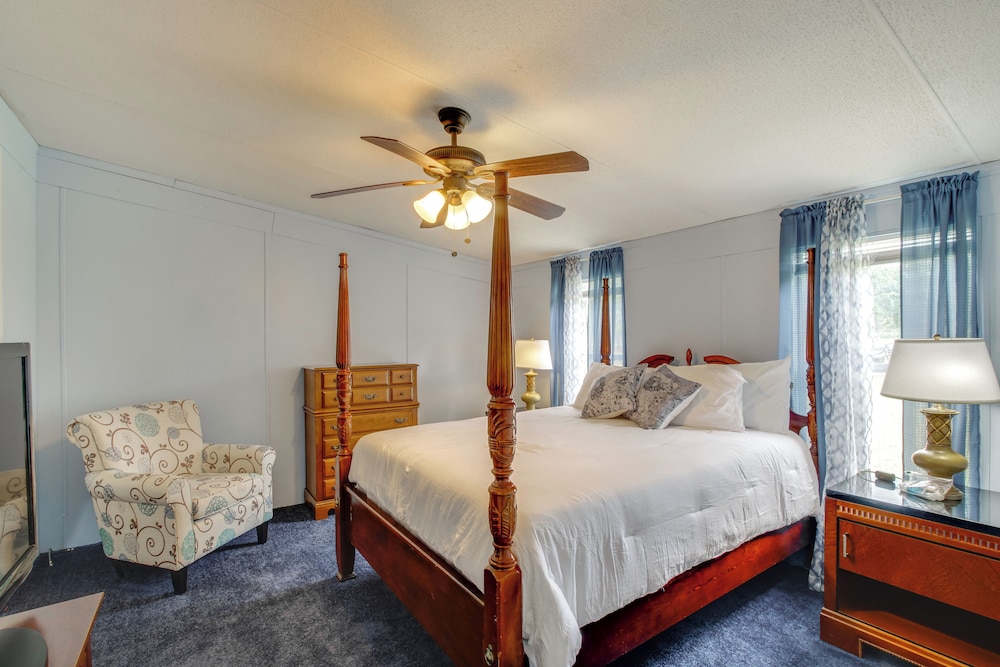 1 Mi to US Marine Base Albany: Cozy Getaway!