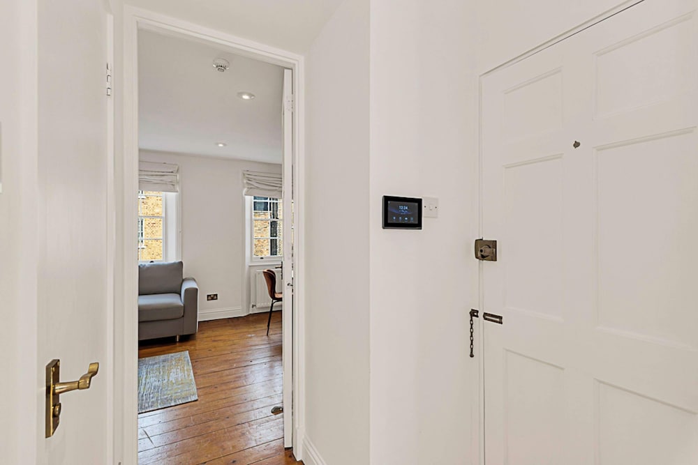 One-bedroom Abode With A Balcony In Central London