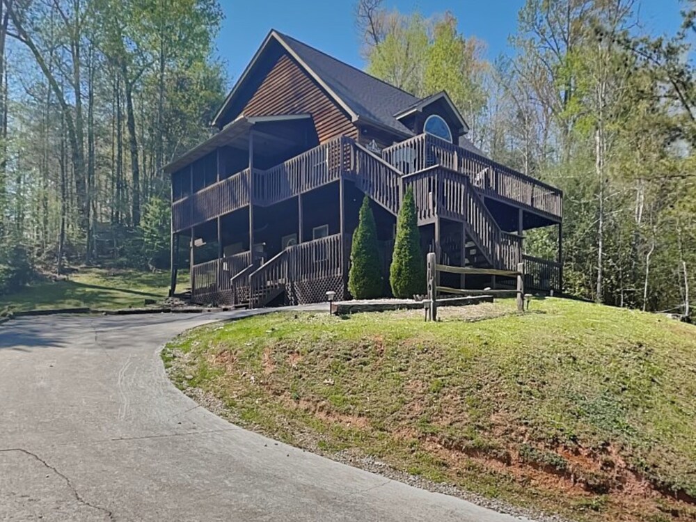 Hilltop Hideaway by Jackson Mountain Rentals