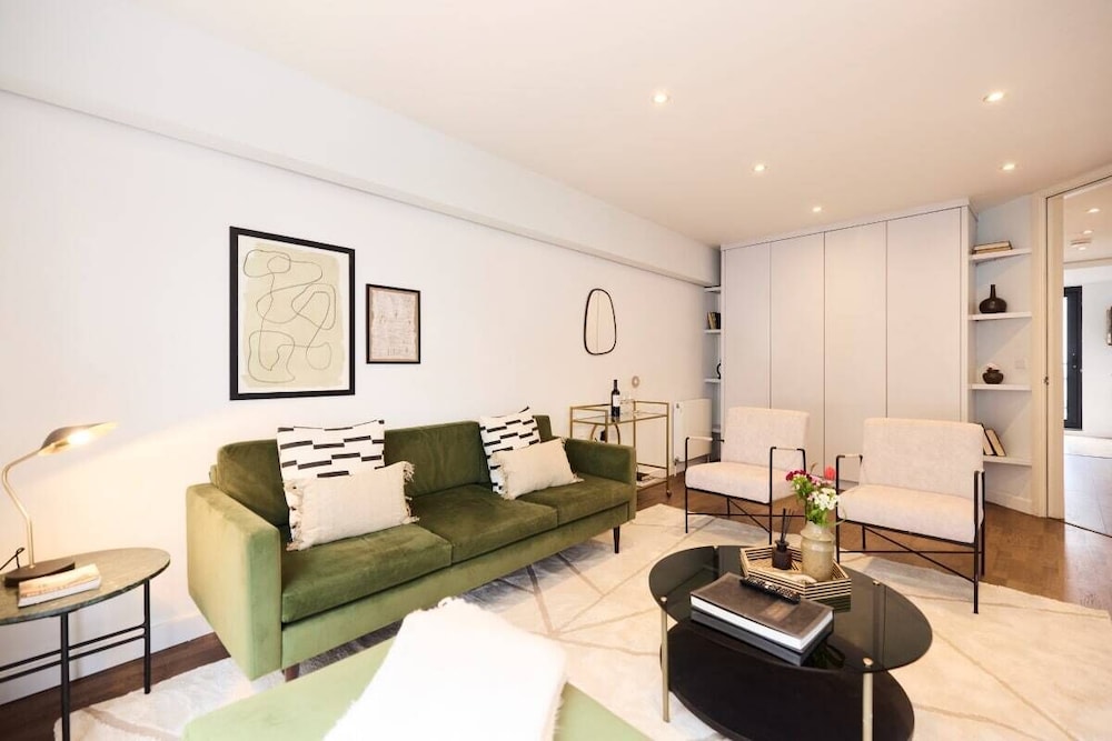 The Kensal Green Wonder - Bright 2bdr Flat With Balcony