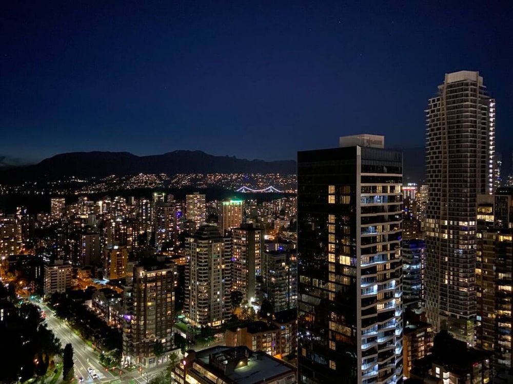 Vancouver House Breathtaking Views 3 Bdrm Pool hot tub gym - Image 2