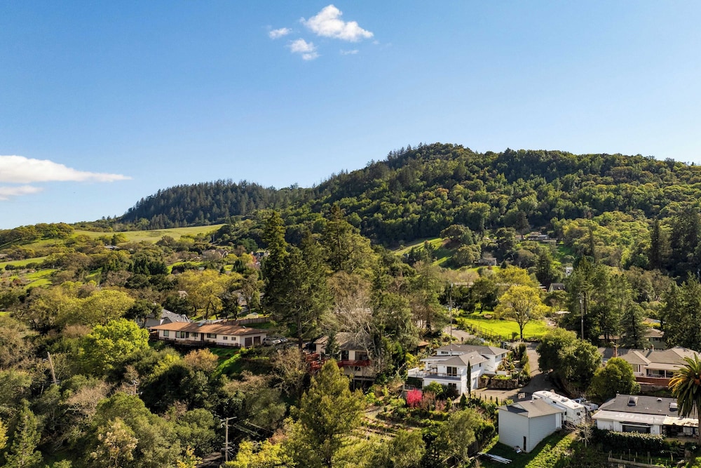 Modern Sonoma Stay w/ Spacious Deck, Views & Prime Location Bennett