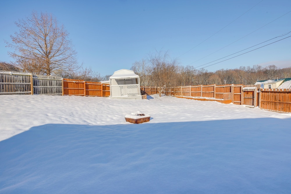 4 Mi to Lake Logan: Hocking Hills Apartment