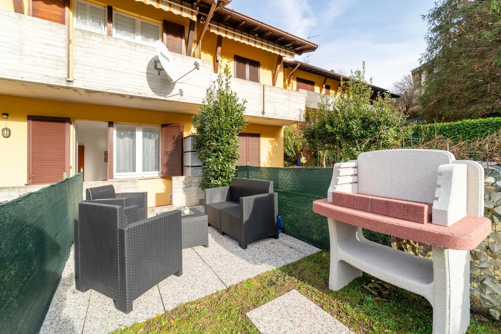 Scarlet Apartment With Garden by Wonderful Italy