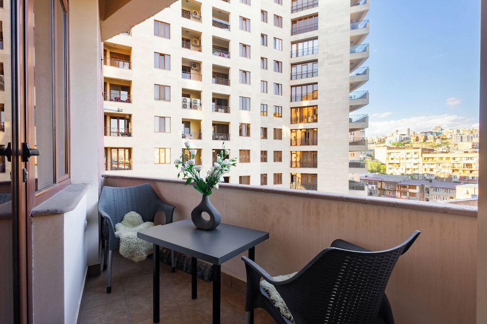 Apartment by Luxe Group DI8210