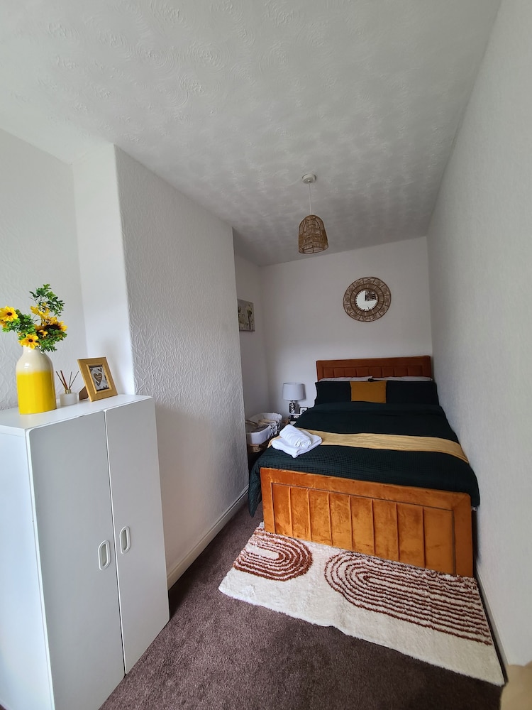 2 Bed House - Sleeps 5 - Parking - Wifi view 4
