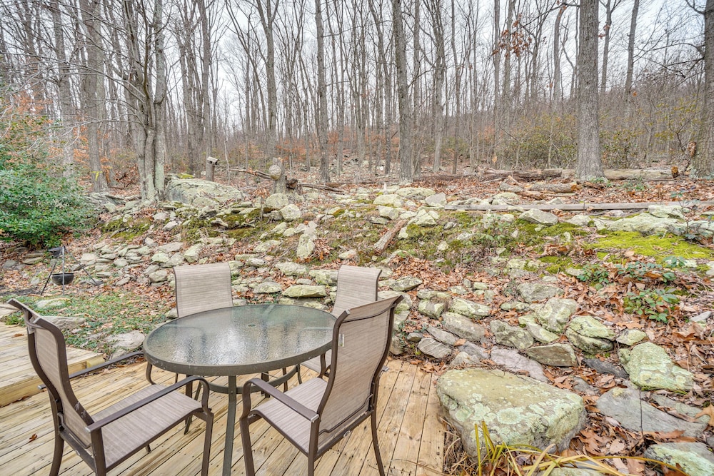 Knoxville Home: On-site Hiking & Outdoor Kitchen!