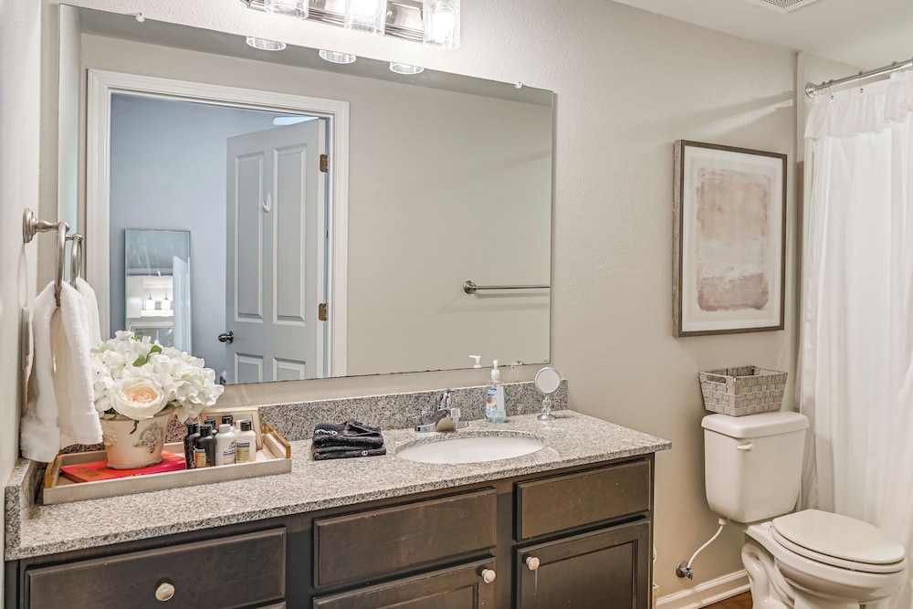 Cotton District Condo: Walkable Spot for Game Day!