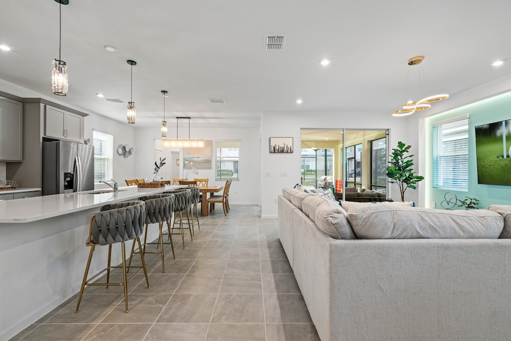 Light Welcoming Fun Resort Home Sleeps 20