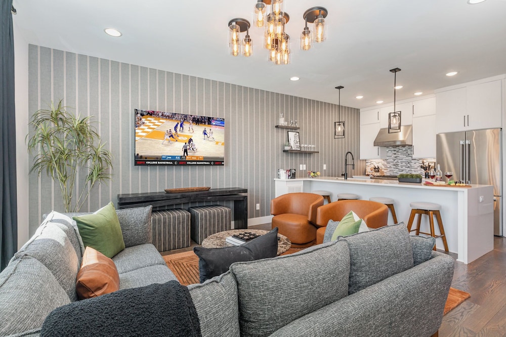 Groovy -rooftop Patio w/ Hot Tub -mins to Broadway