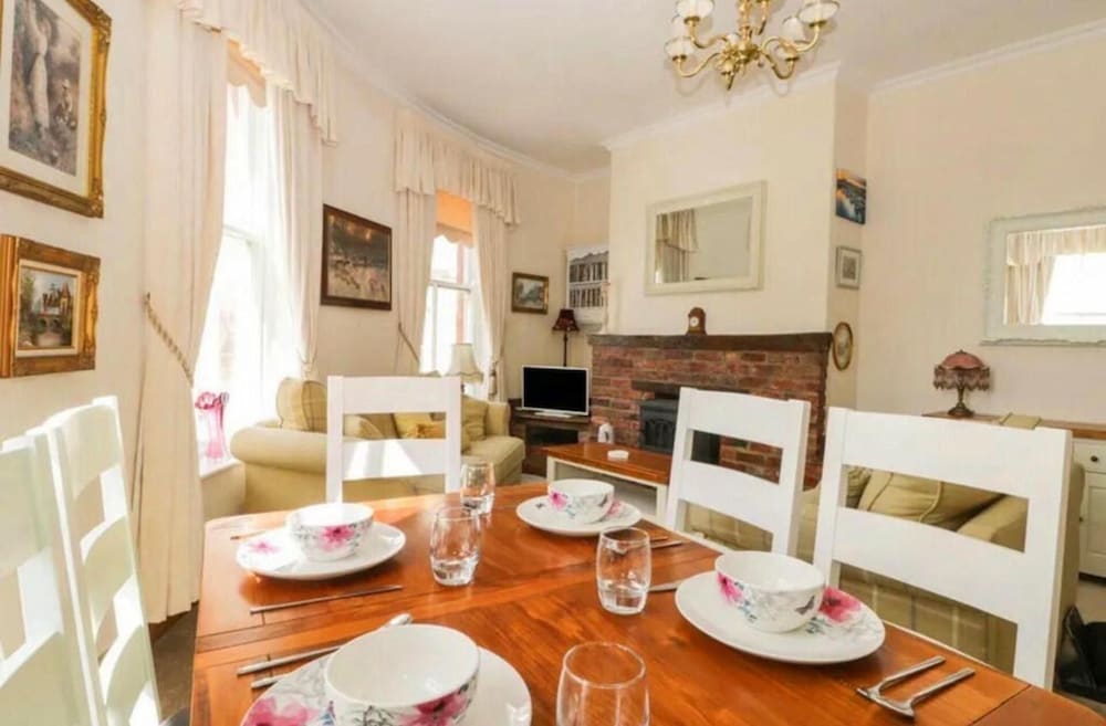 4-beds, Sleeps 8, Sea View & Pet Friendly