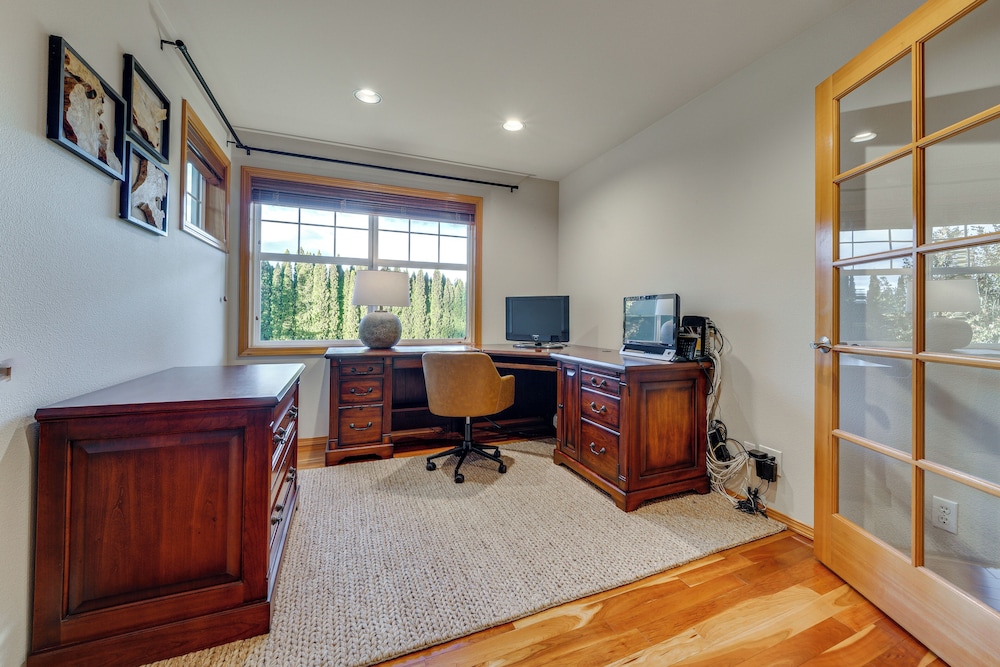 Fire Pit, Chic Deck! Family-friendly Puyallup Home