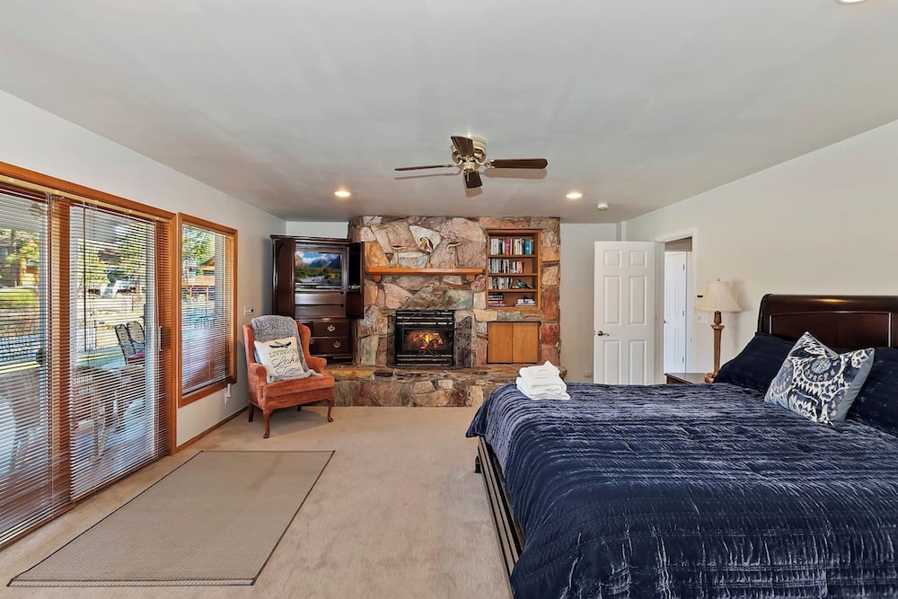 Lakefront Estate with Views and Hot tub