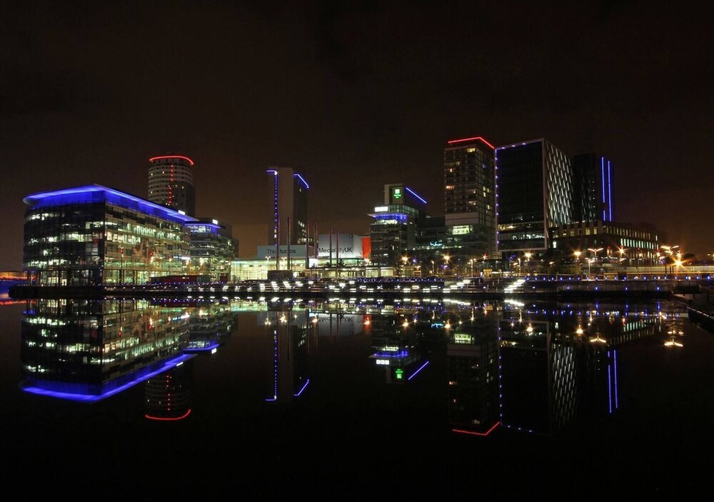 Lakeside - Central Apartment - Free Parking - Cinema Room