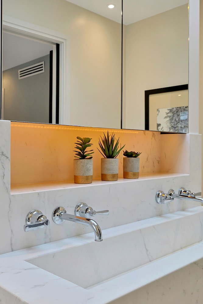 Luxe Home With Cinema Room - South Kensington
