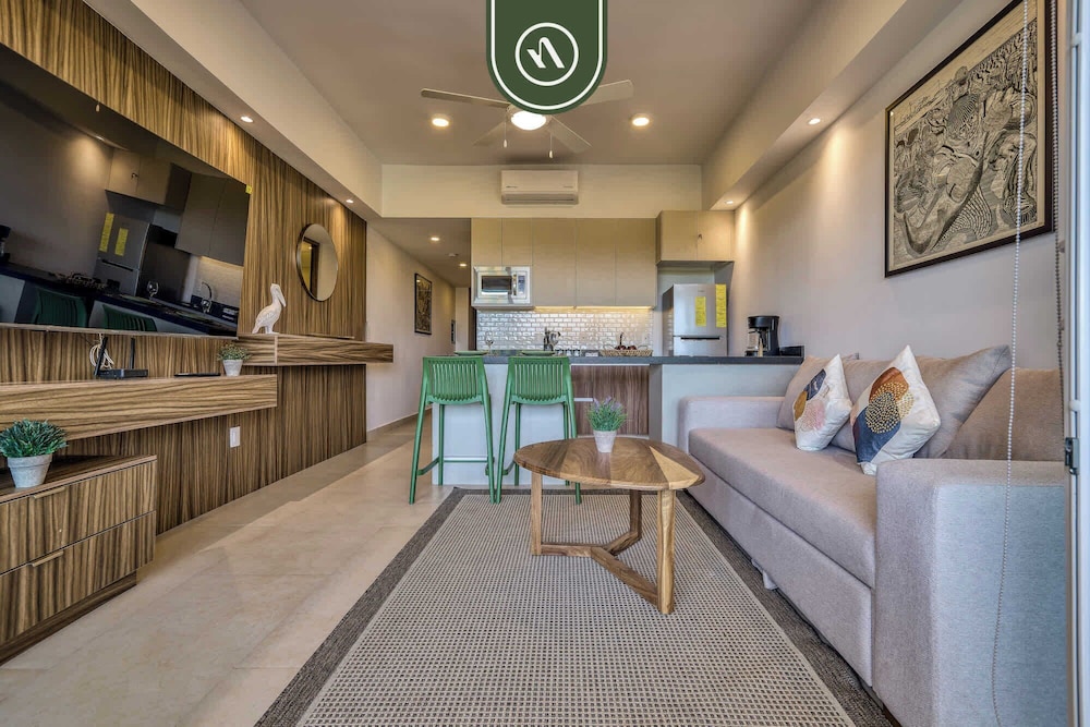 Brand New 1 BR Condo - Pool - Jacuzzi - Gym