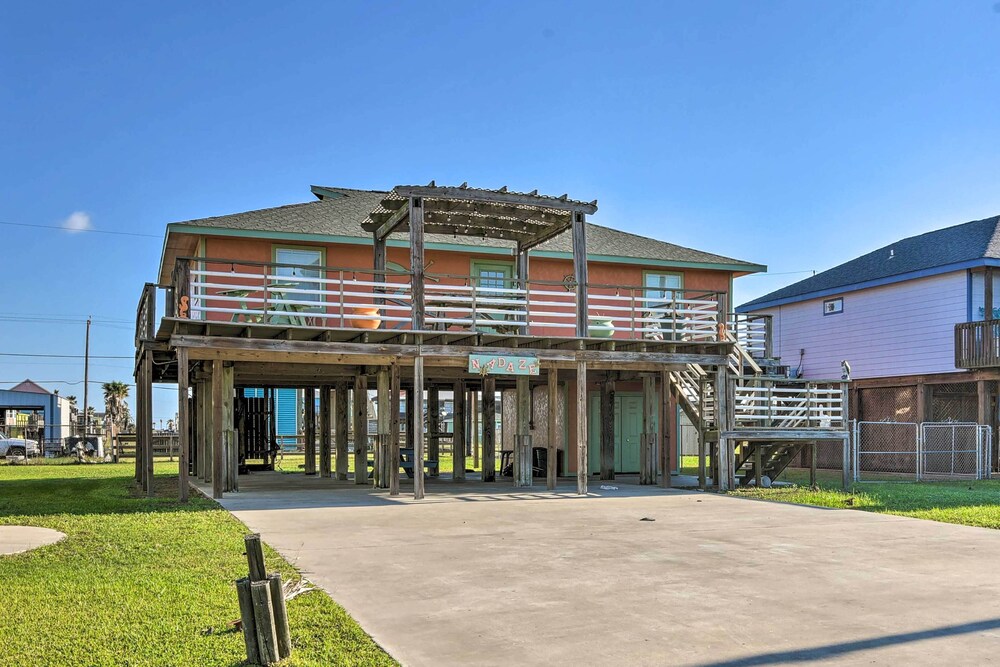 Walk to Shore & Restaurants: Surfside Beach Home! view 5