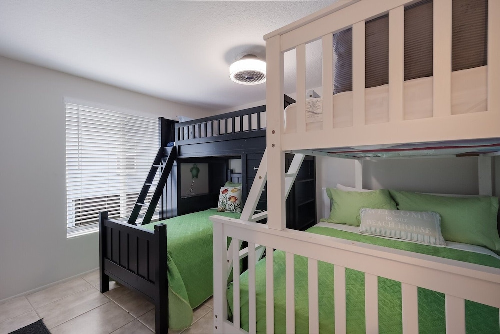 Bikini Bottom 2 Bedroom Apts by RedAwning view 4