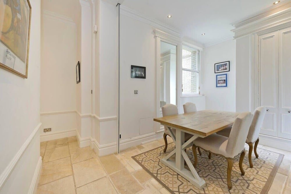 Cute 2-bed Chelsea Apartment