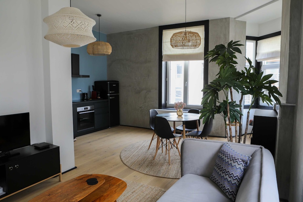 Kamiel -belle Epoque Apartment With Modern Comfort