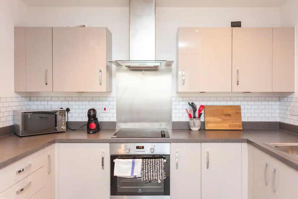 Fantastic 1 Bedroom Apartment in East London With Balcony