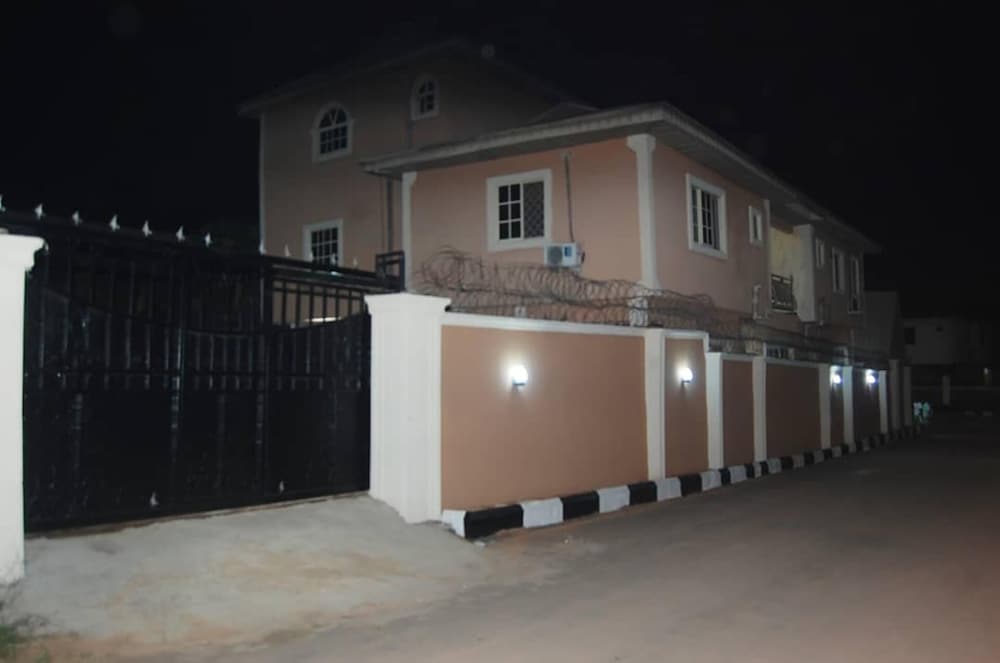 6 Bedroom Serviced Apartments In House in Benin
