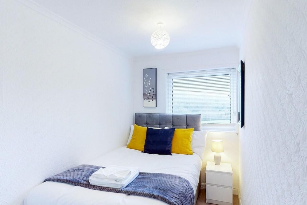 Ranworth House - Holiday Home in Bedford, Sleeps 5 view 2