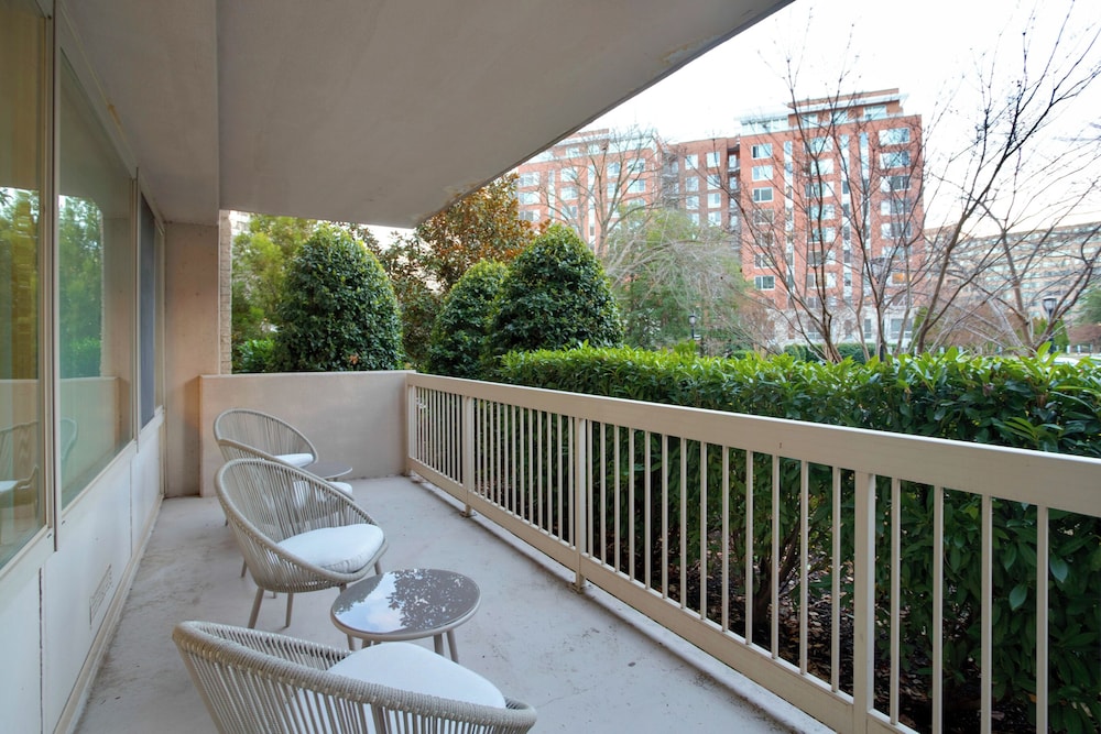 Crystal City Comfortable Apartments