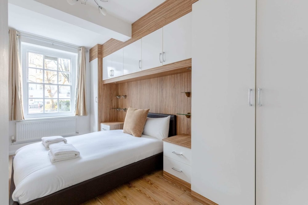 Inviting 2BD Flat 15 Minutes From Regents Park!