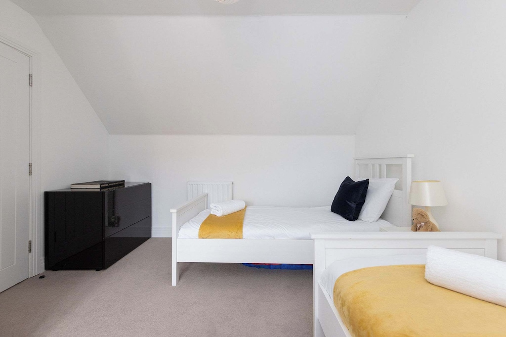 Modern Family Retreat Nr Beaches and Marina