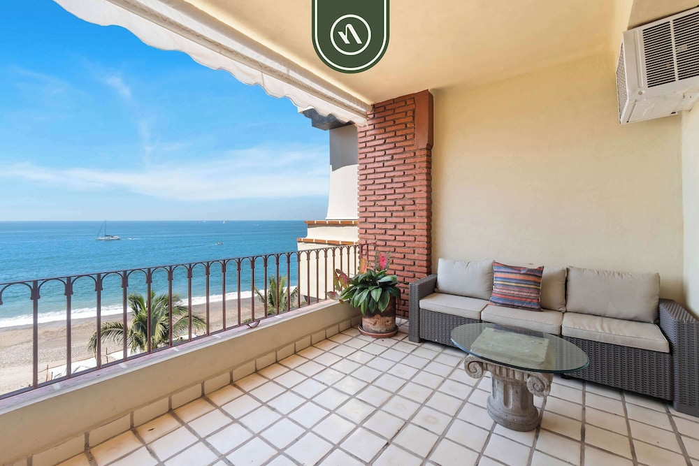 Beachfront Mexican Styled 3 BR Condo in Downtown