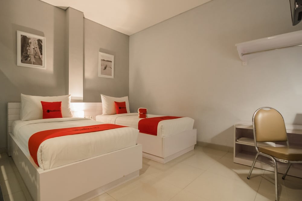RedDoorz Plus near Soekarno Hatta Airport 2, Tangerang - 21