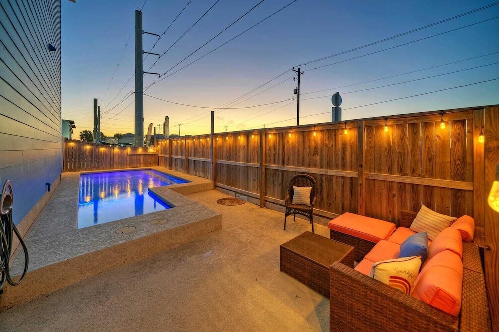 Sleeps 24, 2 Homes 2blocks to the Beach, Pool, Game Room, Patio w/ Outdoor Bar