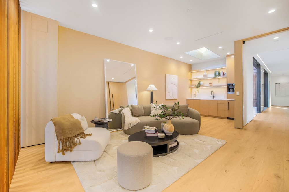Oak Pass Manor: Indoor-outdoor Luxury With Pool, Sauna & Panoramic Views